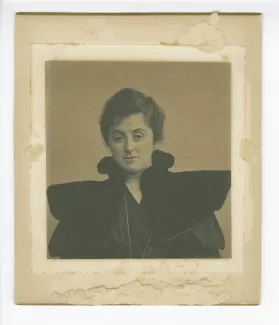 portrait photographique en buste de Maria Van Rysselberghe, de face