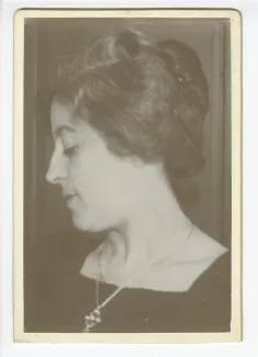 photographie en gros plan de Maria Van Rysselberghe, portant un collier