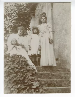 photographie de Maria Van Rysselberghe, assise à gauche, Marie-Louise Vielé-Griffin et deux de ses filles, Odette Vielé-Griffin (à droite) et Françoise Vielé-Griffin, chez Francis Vielé-Griffin