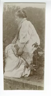 photographie de Maria Van Rysselberghe, assise près de rosiers, chez Francis Vielé-Griffin