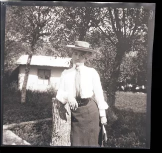 photographie de Maria Van Rysselberghe, accoudée à un tronc d'arbre, juillet-août 1904