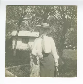 photographie de Maria Van Rysselberghe, accoudée à un tronc d'arbre, juillet-août 1904