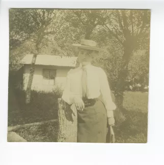 photographie de Maria Van Rysselberghe, accoudée à un tronc d'arbre, juillet-août 1904