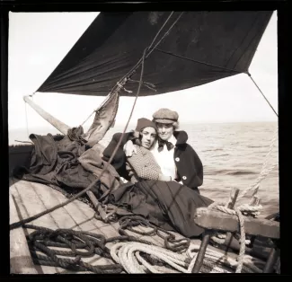 photographie de Maria Van Rysselberghe et sa fille Élisabeth Van Rysselberghe, sur un bateau, juillet-août 1904