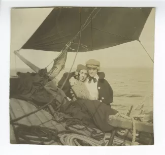 photographie de Maria Van Rysselberghe et sa fille Élisabeth Van Rysselberghe, sur un bateau, juillet-août 1904