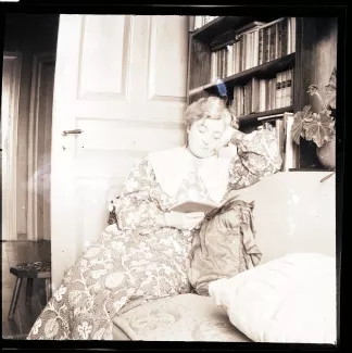 portrait photographique de Maria Van Rysselberghe, assise, lisant, juillet 1903