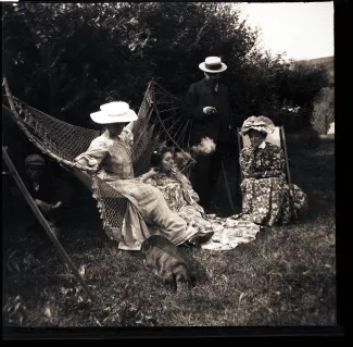 photographie montrant, de droite à gauche, dans l'ombre, le petit Jacques Flé, Laure Flé, une personne non identifiée, Georges Flé et Maria Van Rysselberghe, dans le jardin de la villa Robinson, chez les Flé, juillet-août 1905