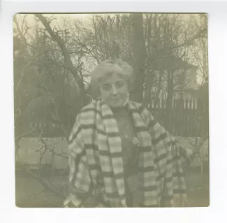 photographie de Maria Van Rysselberghe, avec un châle, dans le jardin des Weber