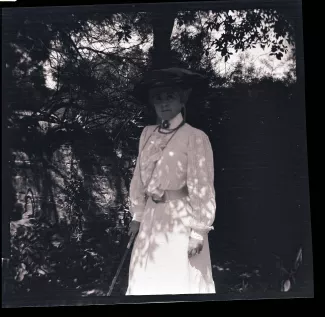 photographie de Maria Van Rysselberghe, sous les arbres, juillet-août 1908