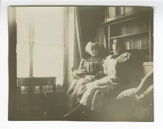 photographie de Maria Van Rysselberghe et sa fille Élisabeth Van Rysselberghe, à la villa Aublet, rue Laugier