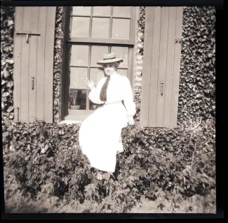 portrait photographique de Maria Van Rysselberghe, assise dans l'embrasure d’une fenêtre de la villa Robinson, chez les Flé, août 1906
