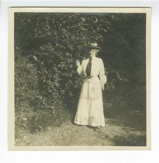 portrait photographique en pied de Maria Van Rysselberghe, fumant, dans le jardin de la villa Robinson, chez les Flé, août 1906