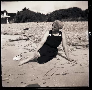 photographie de Maria Van Rysselberghe, assise sur la plage, août 1908