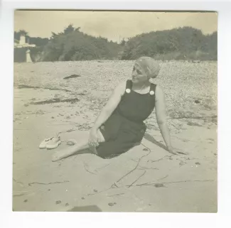 photographie de Maria Van Rysselberghe, assise sur la plage, août 1908