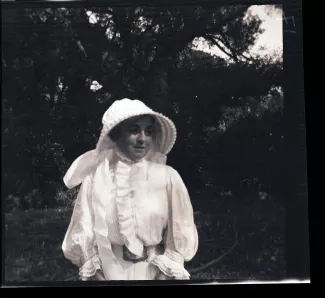 photographie de Maria Van Rysselberghe, portant une coiffe blanche, août 1908