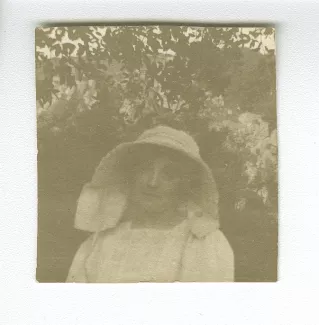 photographie de Maria Van Rysselberghe, portant une coiffe blanche