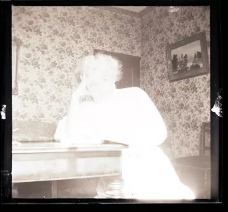 photographie de Maria Van Rysselberghe, en intérieur,août 1908
