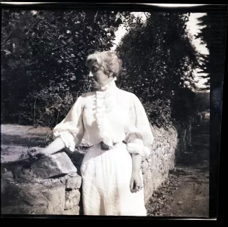 portrait photographique de Maria Van Rysselberghe, la main sur un muret, août 1908