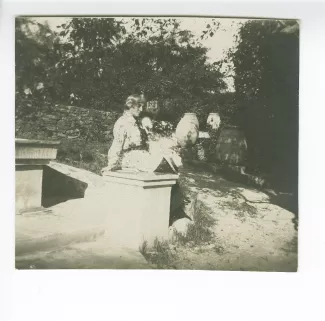 photographie de Maria Van Rysselberghe, assise devant des jarres, à la villa d'Octave Van Rysselberghe, à Saint-Clair, novembre 1908