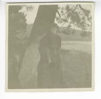 portrait photographique de Maria Van Rysselberghe, adossée à un arbre, novembre 1908