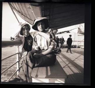 photographie de Maria Van Rysselberghe et sa fille Élisabeth Van Rysselberghe, sur le Sachsen, qui les emmène en Italie, novembre 1908