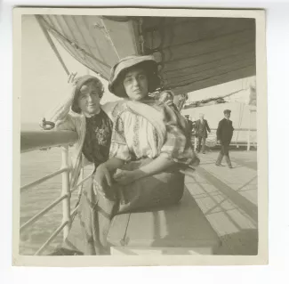 photographie de Maria Van Rysselberghe et sa fille Élisabeth Van Rysselberghe, sur le Sachsen, qui les emmène en Italie, novembre 1908