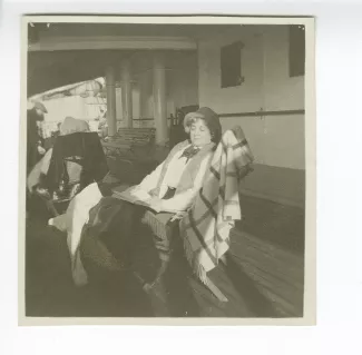 photographie de Maria Van Rysselberghe, assise sur le pont du Sachsen, qui emmène la famille Van Rysselberghe en Italie, novembre 1908