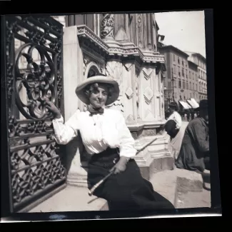 photographie de Maria Van Rysselberghe, devant le Duomo de Florence, avril 1909