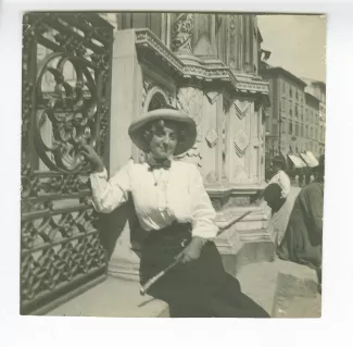 photographie de Maria Van Rysselberghe, devant le Duomo de Florence, avril 1909