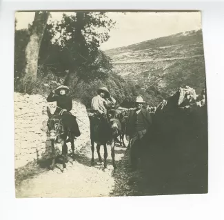 photographie de Maria Van Rysselberghe, sa fille Élisabeth Van Rysselberghe, à dos d'âne, et leur muletier, en route vers l'ermitage des Carceri, mars 1909