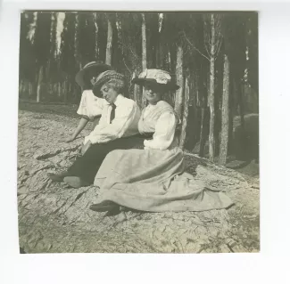 photographie montrant, de gauche à droite, Élisabeth Van Rysselberghe, Maria Van Rysselberghe et Marie Closset, avril 1909