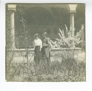 photographie de Maria Van Rysselberghe, à gauche, et Marie Closset, dans le cloître Sant'Antonino, au couvent San Marco, avril 1909