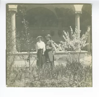 photographie de Maria Van Rysselberghe, à gauche, et Marie Closset, dans le cloître Sant'Antonino, au couvent San Marco, avril 1909
