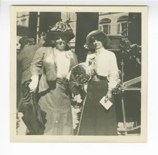 photographie de Maria Van Rysselberghe, à droite, et Madeleine Maus, au marché aux fleurs (Loggia del Mercato Nuovo, ou Loggia del Porcellino), avril 1909