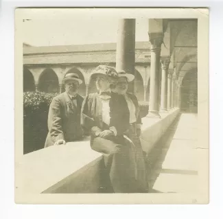 photographie montrant, de gauche à droite, Octave Maus, Maria Van Rysselberghe et Madeleine Maus, dans le cloître du Chapitre de la basilique Saint-Antoine, mai 1909