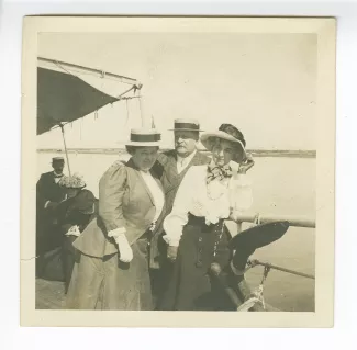 photographie montrant, de gauche à droite, Madeleine Maus, Octave Maus et Maria Van Rysselberghe, sur un bateau qui les emmène à Chioggia, mai 1909