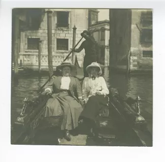 photographie de Maria Van Rysselberghe, à droite, et Madeleine Maus sur une gondole, mai 1909
