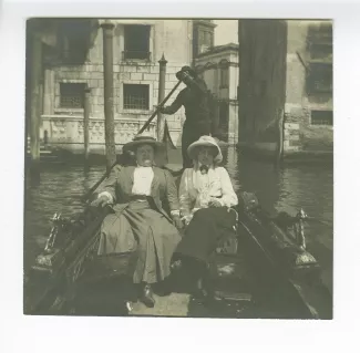 photographie de Maria Van Rysselberghe, à droite, et Madeleine Maus sur une gondole, mai 1909