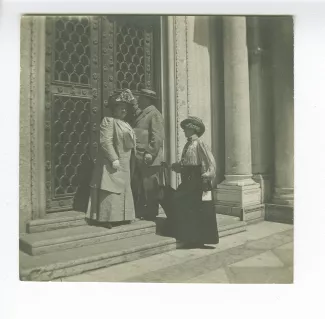 photographie montrant, de gauche à droite, Madeleine Maus, Octave Maus et Maria Van Rysselberghe, mai 1909