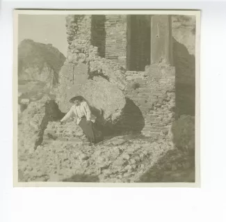 photographie de Maria Van Rysselberghe, assise dans les ruines du théâtre de Taormina, décembre 1908