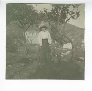 photographie de Maria Van Rysselberghe, sous des orangers, devant l'église San Pancrazio, décembre 1908