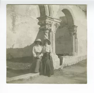 photographie de Maria Van Rysselberghe et sa fille Élisabeth Van Rysselberghe, à l'entrée de l'église San Giovanni alle catacombe, décembre 1908