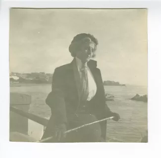 photographie de Maria Van Rysselberghe, tenant une canne, janvier 1909