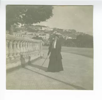 photographie de Maria Van Rysselberghe, tenant une canne, janvier 1909