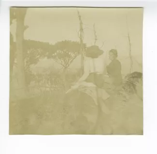 photographie de Maria Van Rysselberghe et sa fille Élisabeth Van Rysselberghe, de dos, déjeuner sur l’herbe au Cap Misène, janvier 1909