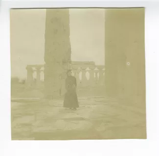 photographie de Maria Van Rysselberghe, dans des ruines au seuil du temple de Neptune à Paestum, janvier 1909