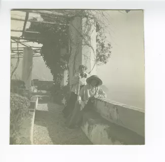 photographie de Maria Van Rysselberghe et sa fille Élisabeth Van Rysselberghe, sur une terrasse à côté du Duomo, janvier 1909