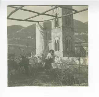 photographie de Maria Van Rysselberghe, assise sur une terrasse devant le campanile du Duomo, janvier 1909