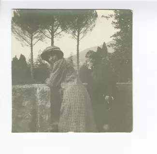 photographie de Maria Van Rysselberghe et sa fille Élisabeth Van Rysselberghe, en visite à la villa d’Este, février-mars 1909