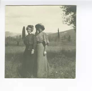 photographie de Maria Van Rysselberghe et de sa fille Élisabeth Van Rysselberghe, en visite à la villa d’Hadrien, février-mars 1909
